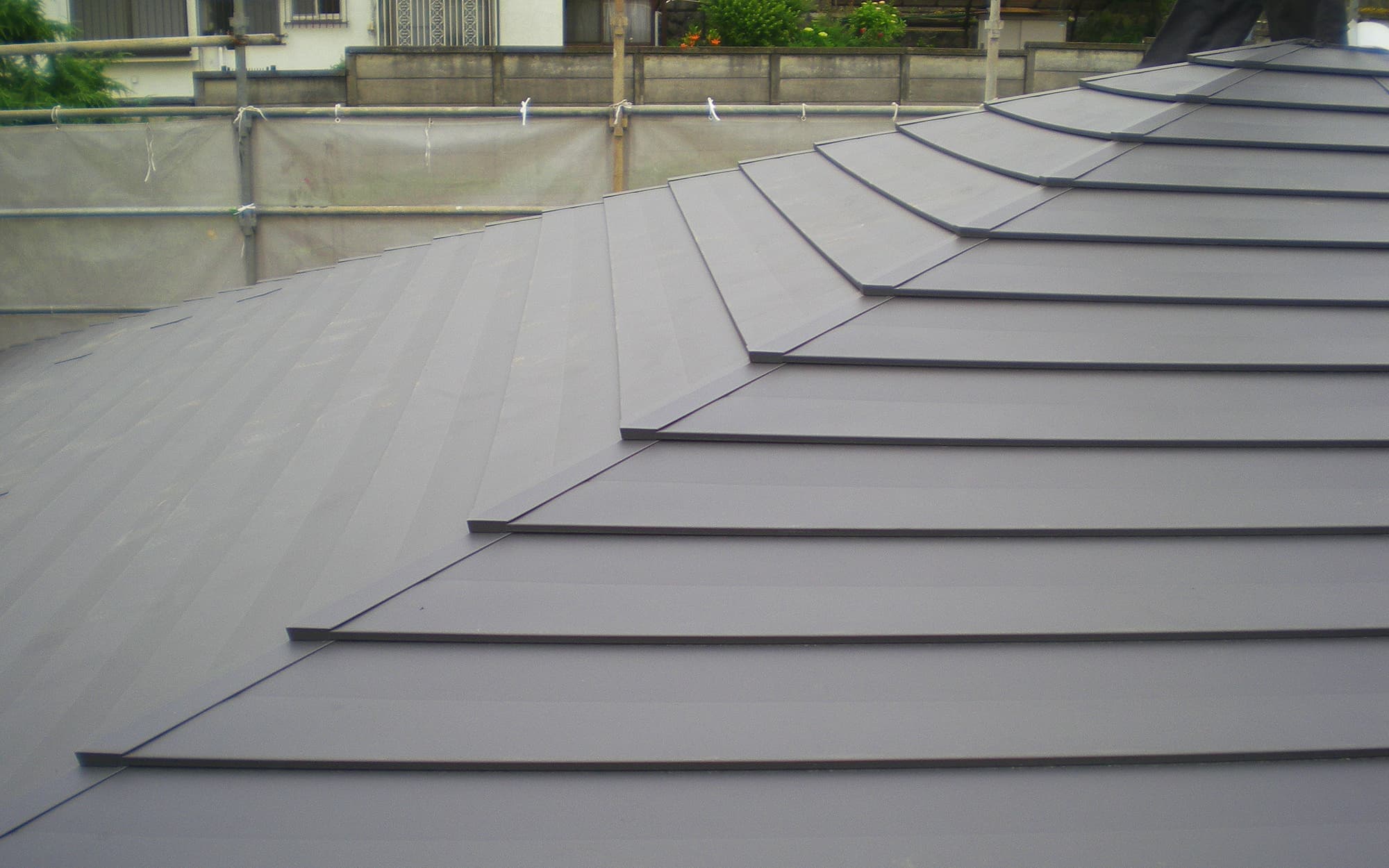 三代続いた経験と技術力。あなたと家族の大切な住まいを、風雨から守ります。