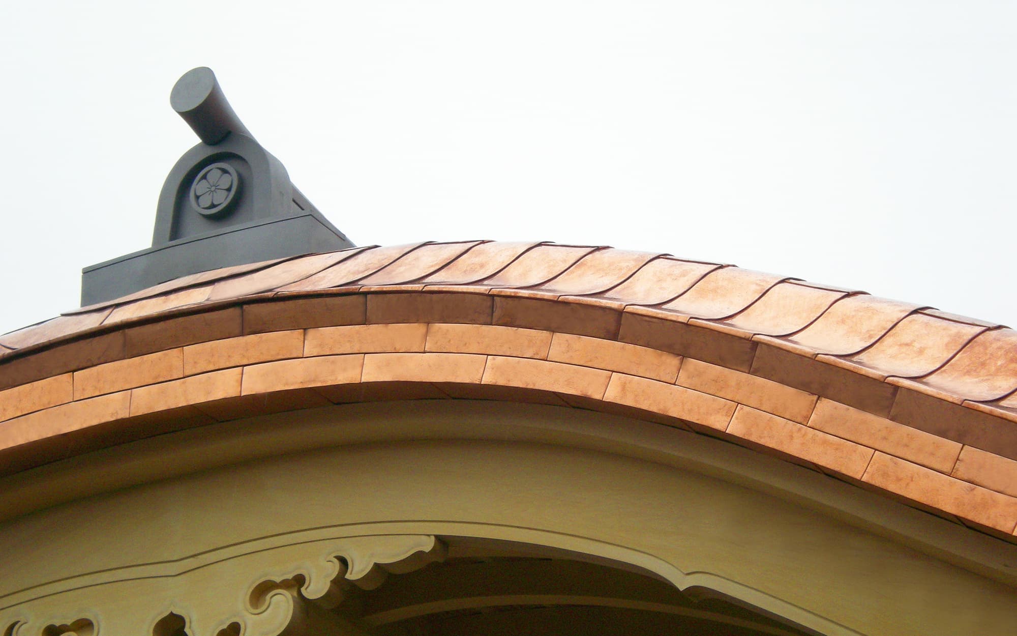 三代続いた経験と技術力。あなたと家族の大切な住まいを、風雨から守ります。