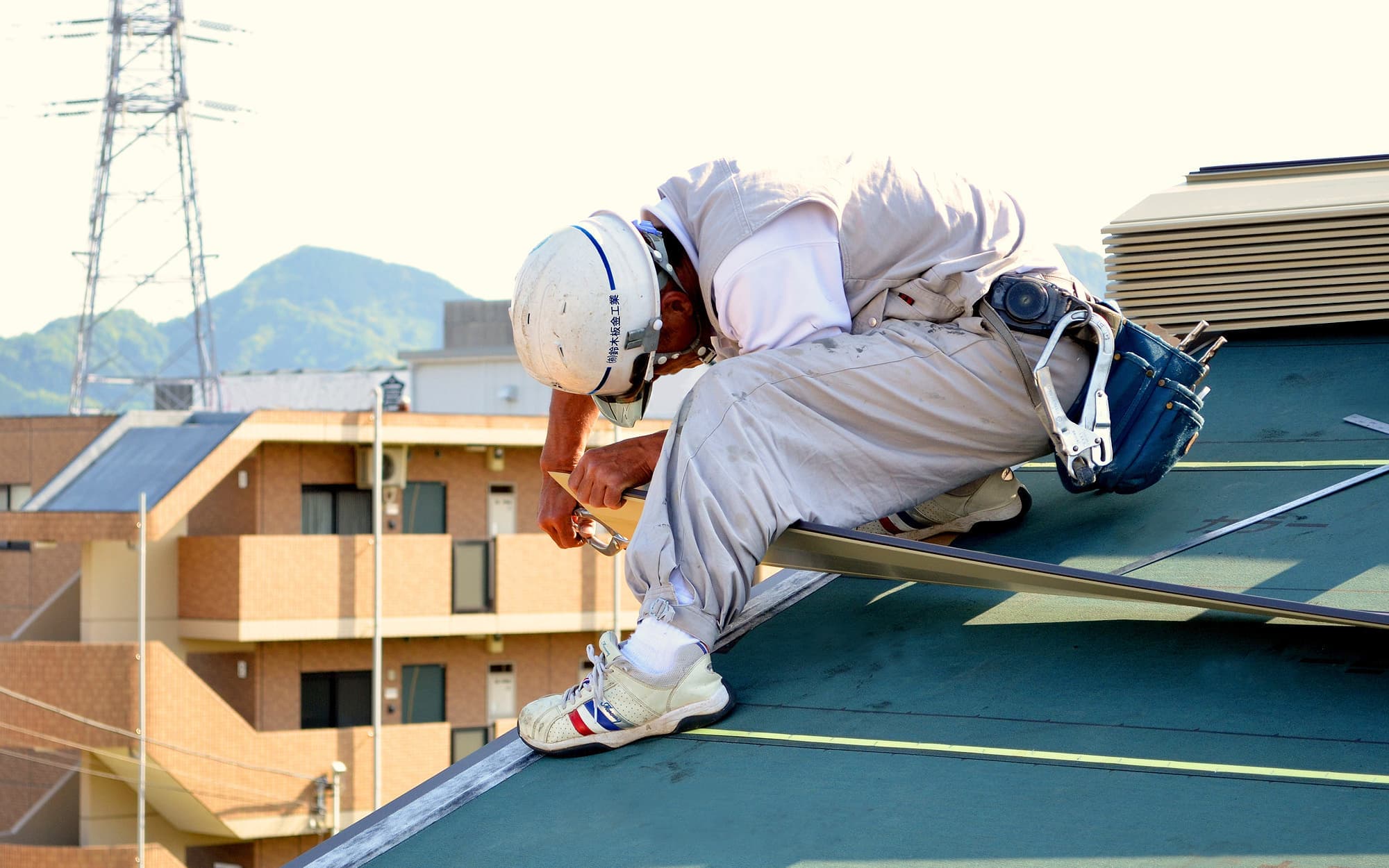 三代続いた経験と技術力。あなたと家族の大切な住まいを、風雨から守ります。