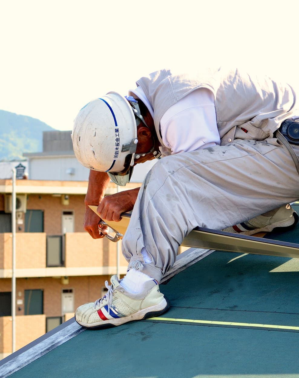 三代続いた経験と技術力。あなたと家族の大切な住まいを、風雨から守ります。